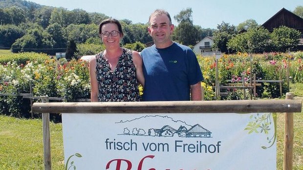 Mit einer gut sichtb Mit einer gut sichtbaren Hoftafel locken Sibylle und Ueli Küng die Kundschaft ins Blumenfeld.
