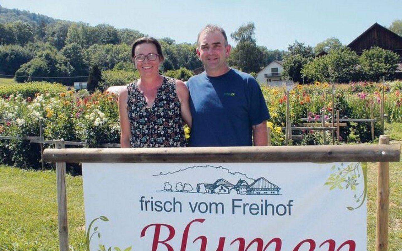 Mit einer gut sichtbaren Hoftafel locken Sibylle und Ueli Küng die Kundschaft ins Blumenfeld. 