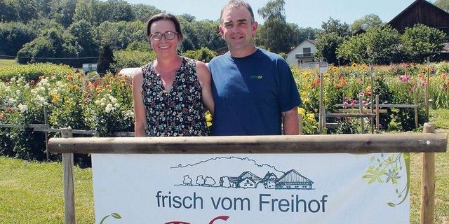 Mit einer gut sichtbaren Hoftafel locken Sibylle und Ueli Küng die Kundschaft ins Blumenfeld. 
