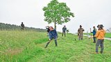 Bei der praktischen Arbeit zeigt sich, wer schon einmal eine Sense in der Hand hatte. Trotzdem waren die Mäusehaufen für viele eine Herausforderung.
