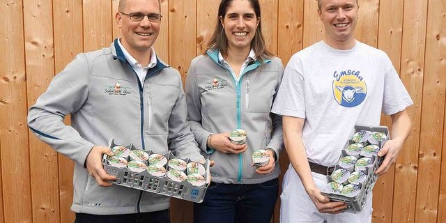 Martin und Corinne Zemp von der Schintbühlglace AG mit Simon Hofstetter von der Emscha GmbH (v.l.). (Bild lid)