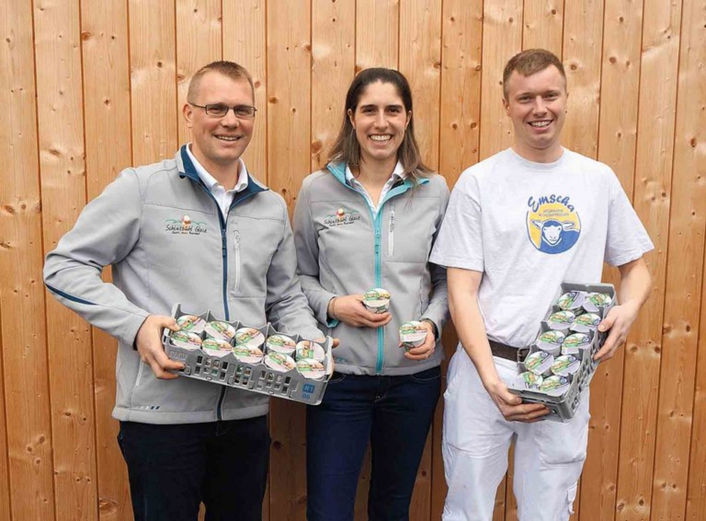 Martin und Corinne Zemp von der Schintbühlglace AG mit Simon Hofstetter von der Emscha GmbH (v.l.). (Bild lid)