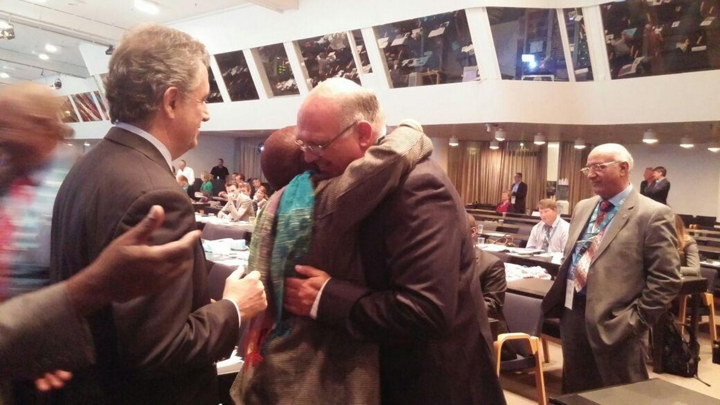 Theo de Jager (mitte), nimmt erste Gratulationen entgegen. (Twitter WFO)