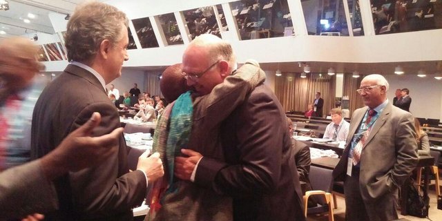 Theo de Jager (mitte), nimmt erste Gratulationen entgegen. (Twitter WFO)