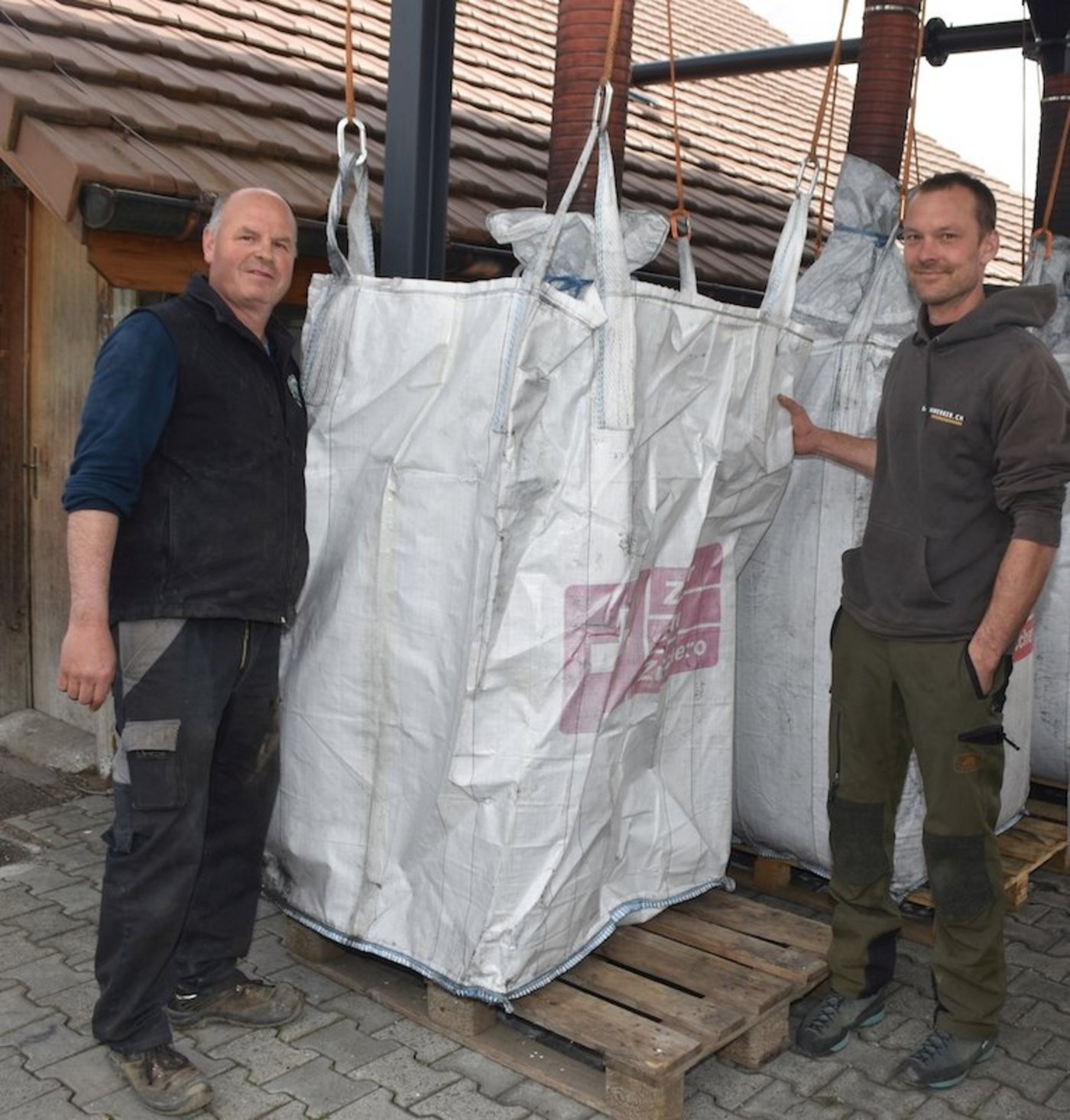 Als Abfallprodukt fällt lediglich etwas Kohle an, die abgesackt, kompostiert und auf dem Feld ausgebracht wird. 