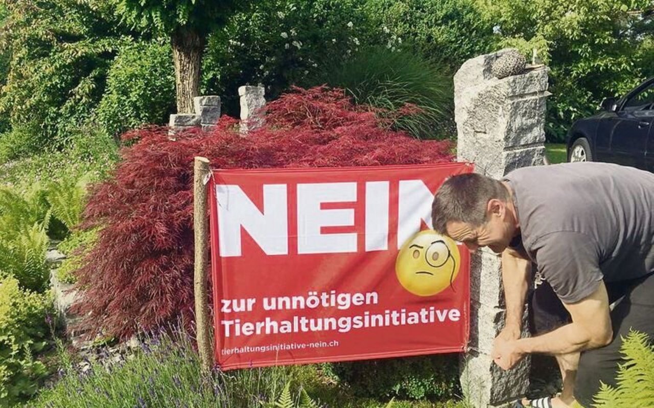 Mit gutem Beispiel voran: Urs Schneider montiert in Solothurn eigenhändig eine Fahne gegen die MTI.