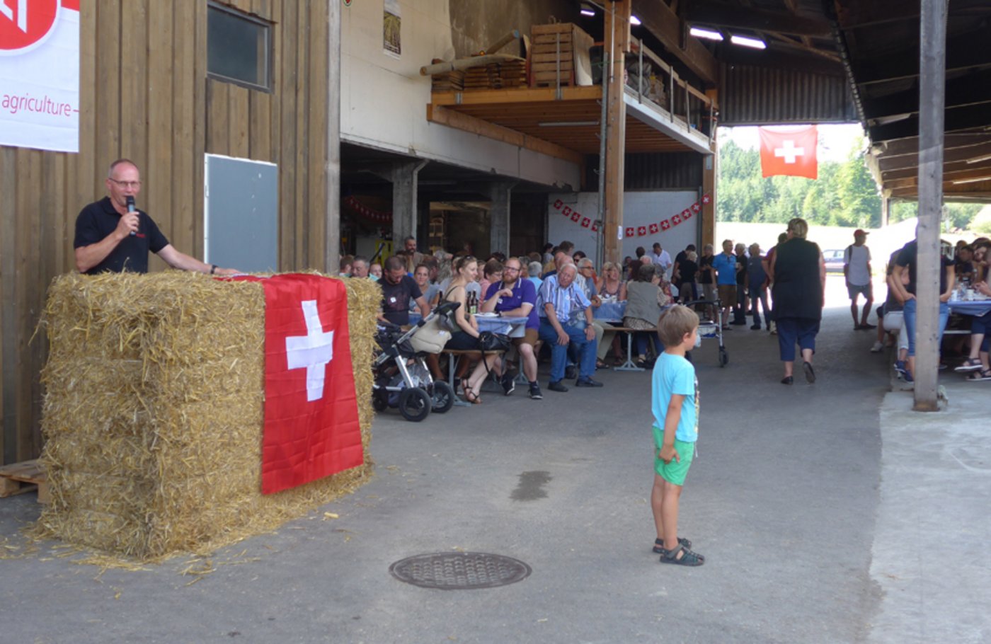 Volle Hütte: Gastgeber Ruedi Bigler begrüsst die Gäste auf seinem Betrieb. (Bild akr)