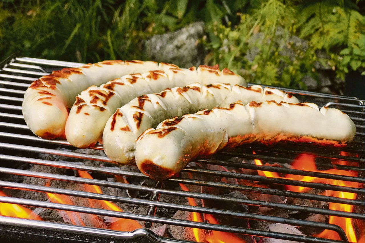 Die Egli-Bratwurst, hergestellt aus Schweizer Zucht-Egli, ist auf dem Grill optisch von einer Kalbsbratwurst nicht zu unterscheiden. (Bilder zVg / La Perche Loë)