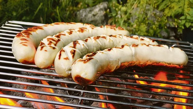Geschmackstest: Wenn der Fisch in die Wurst wandert Die Egli-Bratwurst, hergestellt aus Schweizer Zucht-Egli, ist auf dem Grill optisch von einer Kalbsbratwurst nicht zu unterscheiden. (Bilder zVg / La Perche Loë)