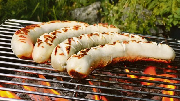 Die Egli-Bratwurst, hergestellt aus Schweizer Zucht-Egli, ist auf dem Grill optisch von einer Kalbsbratwurst nicht zu unterscheiden. (Bilder zVg / La Perche Loë)