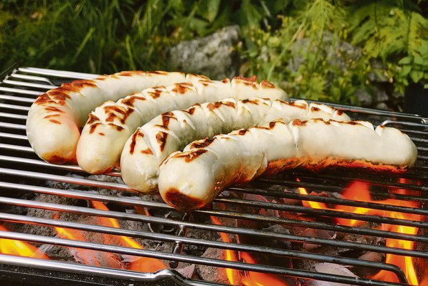 Geschmackstest: Wenn der Fisch in die Wurst wandert Die Egli-Bratwurst, hergestellt aus Schweizer Zucht-Egli, ist auf dem Grill optisch von einer Kalbsbratwurst nicht zu unterscheiden. (Bilder zVg / La Perche Loë)