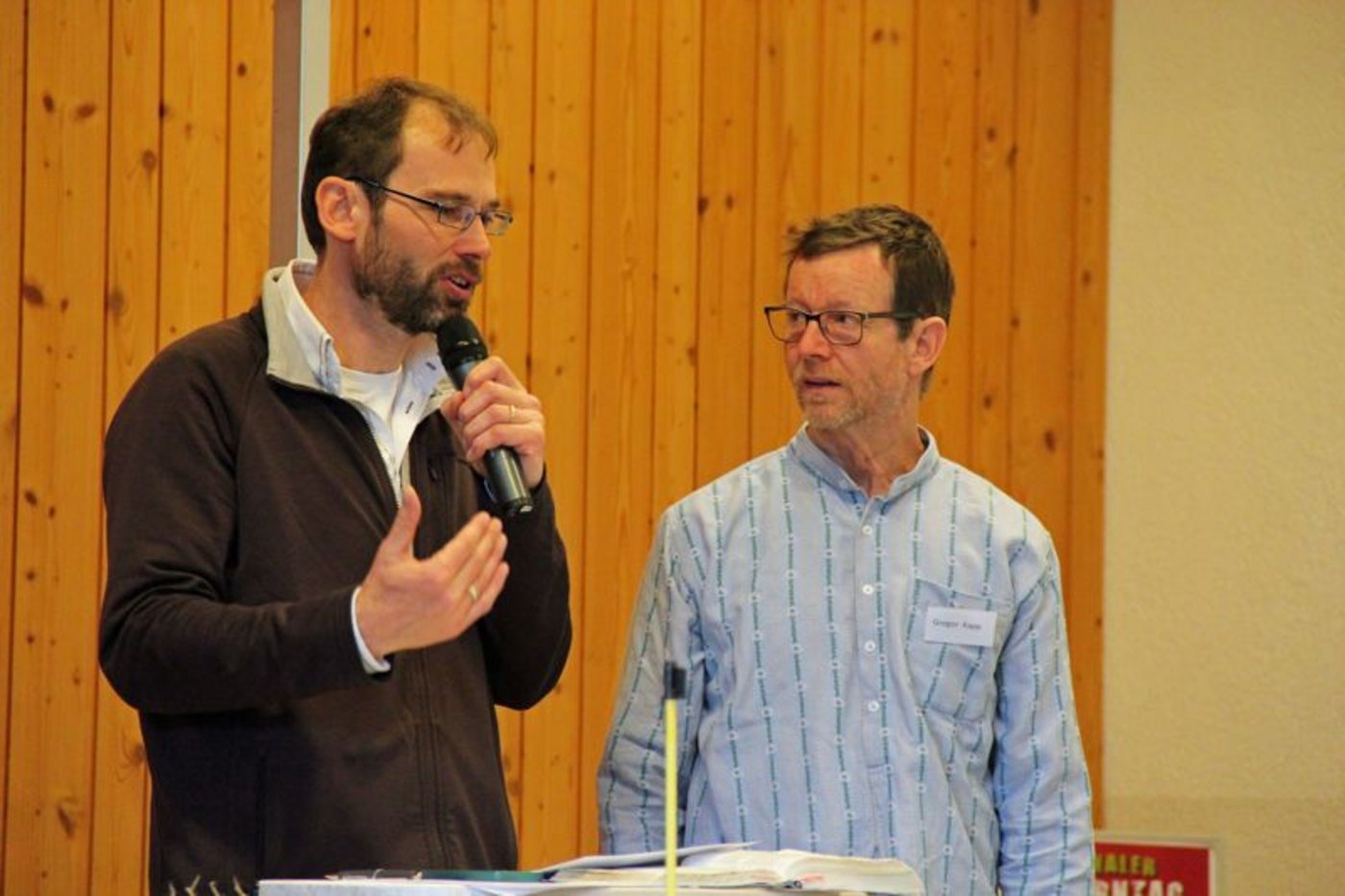 Pastor Bernhard Mössner vom Gebetshaus Basel (l.) und Landwirt Gregor Kapp, Füllinsdorf, diskutieren über Spannungsfelder in der Landwirtschaft. (Bilder BB)