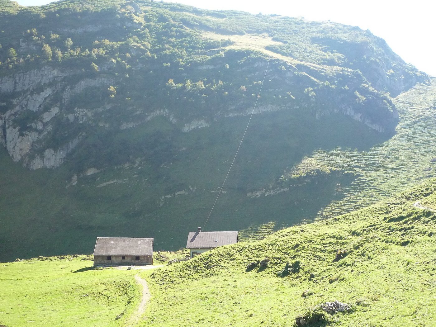 Der Helikopter kollidierte mit einem Transportseil für Heu wie diesem. (Symbolbild Caumasee)