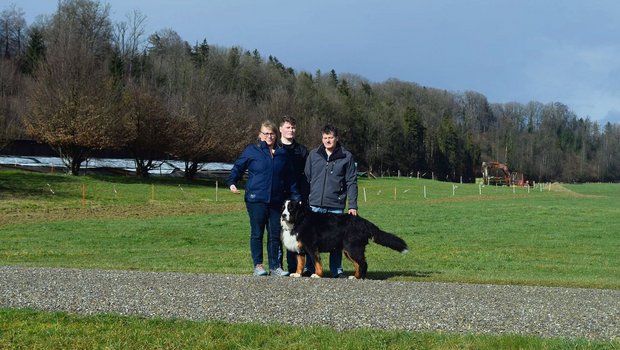 Barbara, Cyril und U Barbara, Cyril und Urs Huggel machen sich Sorgen um die Zukunft ihres Betriebs (Sohn Andri fehlt). Wird die Wiese im Hintergrund als Gewässerraum ausgeschieden, ist Weiden nicht mehr möglich. Damit fehlt die Futtergrundlage für die 145 Milchkühe.