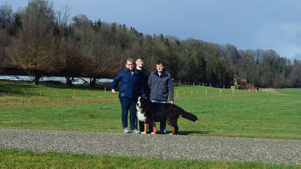 Barbara, Cyril und Urs Huggel machen sich Sorgen um die Zukunft ihres Betriebs (Sohn Andri fehlt). Wird die Wiese im Hintergrund als Gewässerraum ausgeschieden, ist Weiden nicht mehr möglich. Damit fehlt die Futtergrundlage für die 145 Milchkühe. 