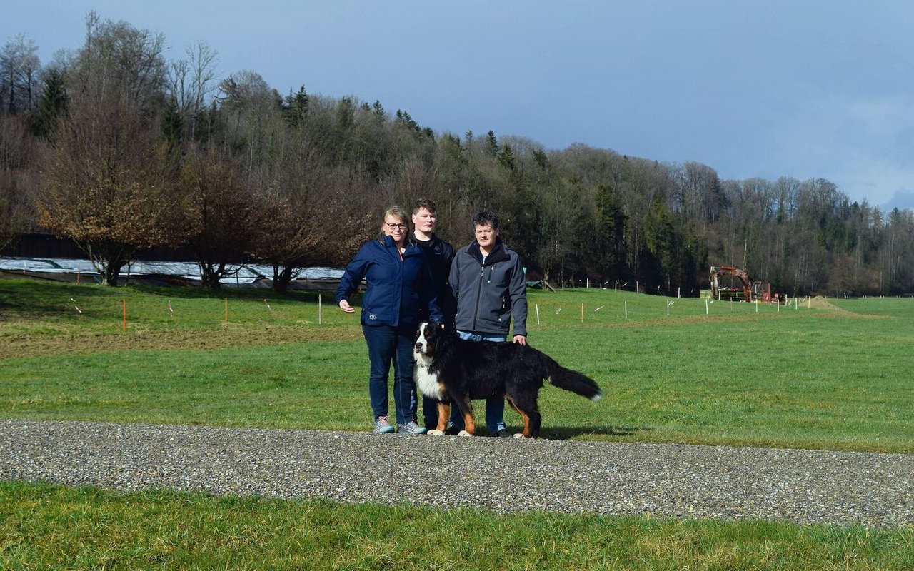 Barbara, Cyril und Urs Huggel machen sich Sorgen um die Zukunft ihres Betriebs (Sohn Andri fehlt). Wird die Wiese im Hintergrund als Gewässerraum ausgeschieden, ist Weiden nicht mehr möglich. Damit fehlt die Futtergrundlage für die 145 Milchkühe. 