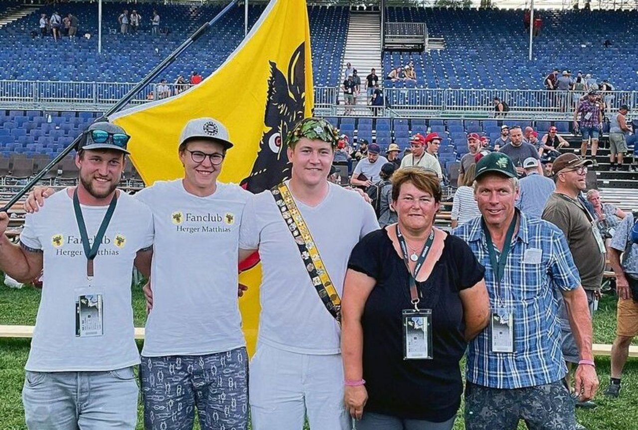 Familie Herger nach dem Kranzgewinn von Matthias (Mitte) am Eidgenössischen 2023. Auf dem Bild fehlt Elias. 