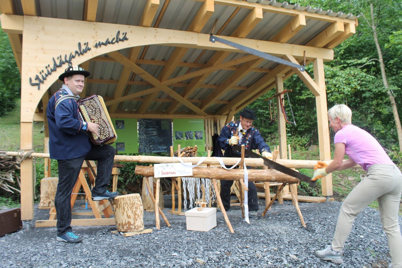 Petra Fischer von der UKB beim Sägen mit Initiant Walter Zurfluh, zu den Klängen von Ruedi Bissig. (Bild Robi Kuster)