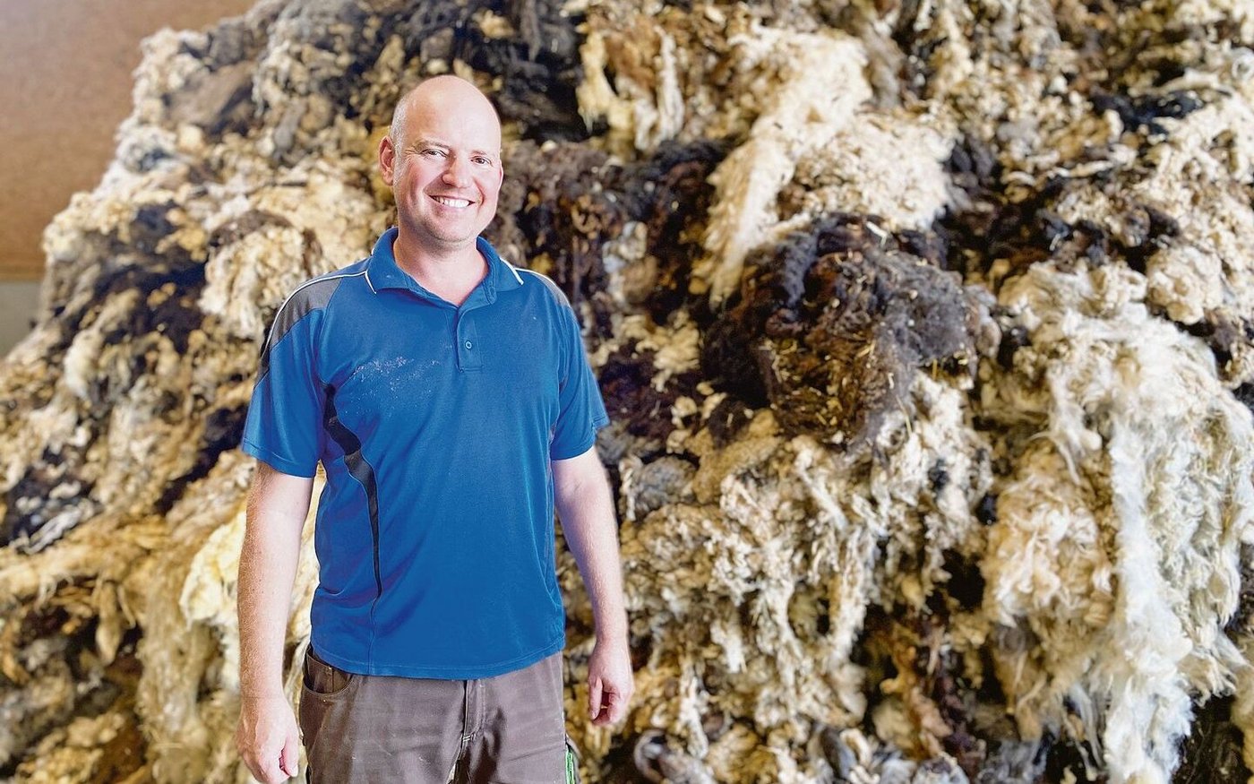Urs Steiner verarbeitet die Wolle seiner eigenen Schafe und zugekaufte zu Pellets als Dünger. Auch der getrocknete Hühnermist wird pelletiert.