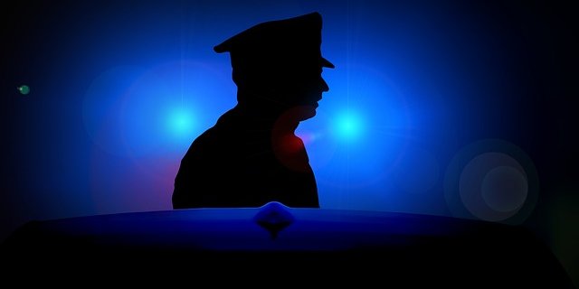 Insgesamt 15 Verdächtige wurden auf Sizilien festgenommen und fünf Unternehmen beschlagnahmt, wie die Polizei am Donnerstag mitteilte. (Symbolbild Pixabay)