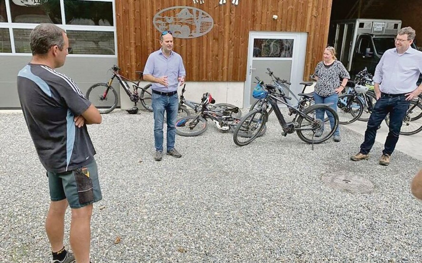 Regierungsrat Fabian Peter (2. v. l.) auf dem Bauernhof von Markus Kretz. Anschliessend ging es mit Velos aufs Feld. 