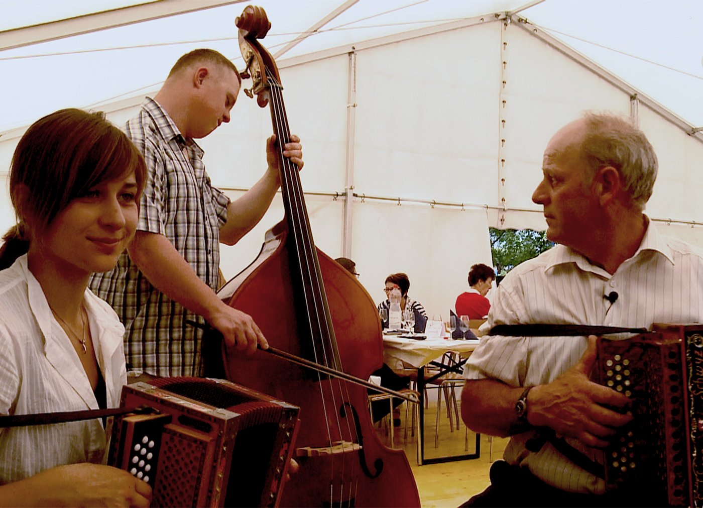 Die Familienkapelle Gisler beim Musizieren (v. l. n. r.) Julia, Dominik und Sepp Gisler.