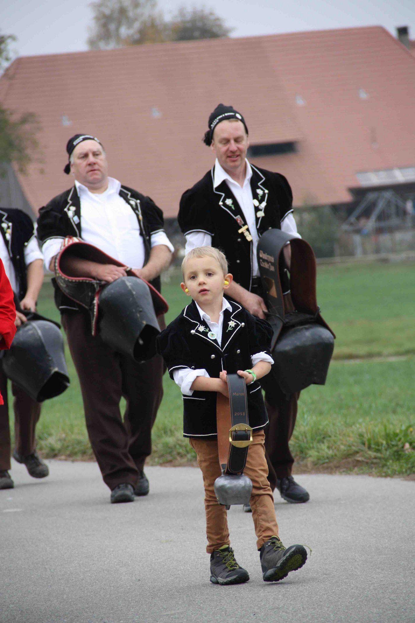 Ganz konzentriert ist dieser Nachwuchstreichler  des Treichlerklubs Frutigen.  