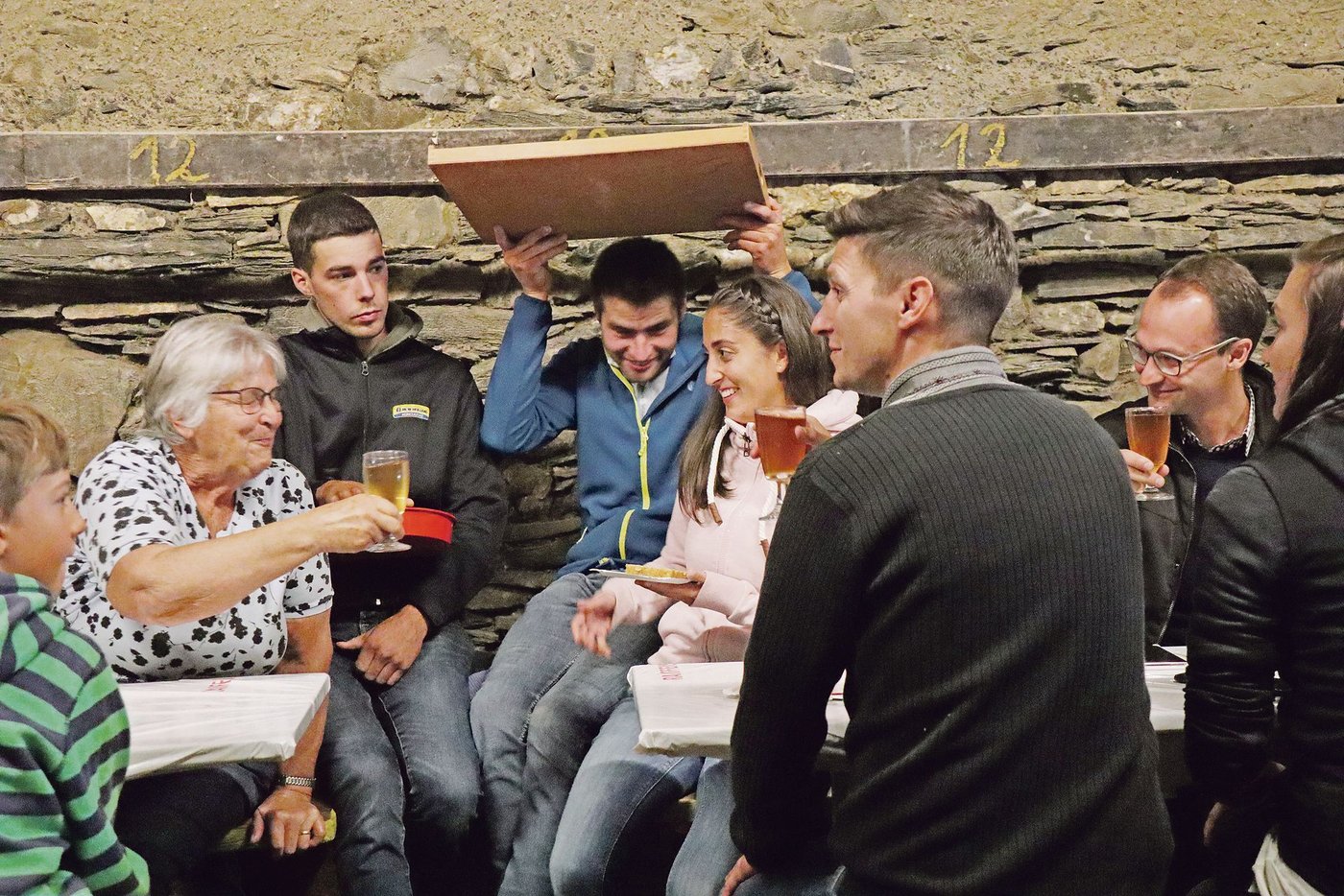 Das Älplerteam mag Feste: Ausgelassene Stimmung beim Besuch des «Jodlerchörli» Lütisburg. 