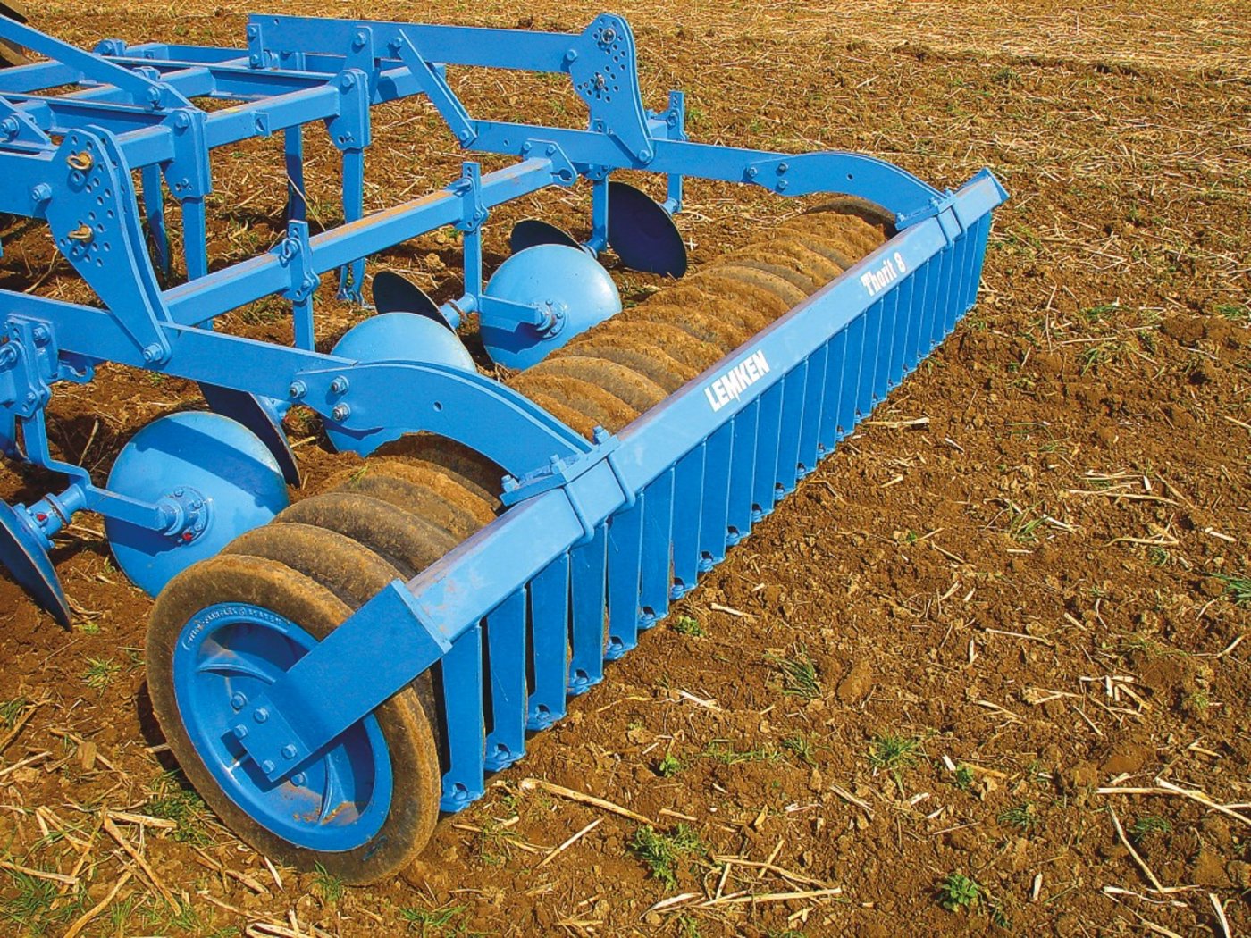 Gummiring- und Keilringwalzen verfestigen den Saatbereich in den Ablagestreifen bei Saatkombinationen