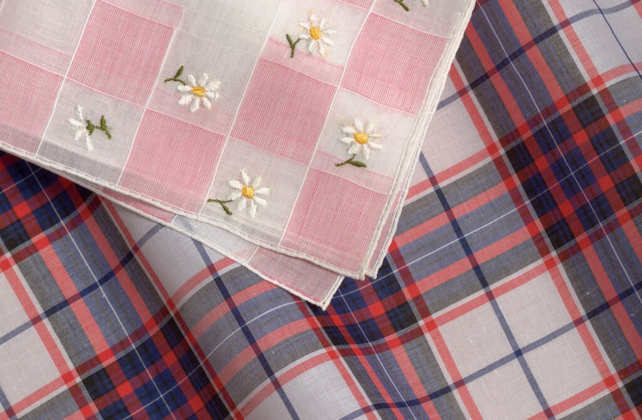 Taschentücher aus Stoff sind wahre Kunstwerke und mit vielfältigen Mustern und Farben zu bestaunen. (Bild Museum Appenzell)