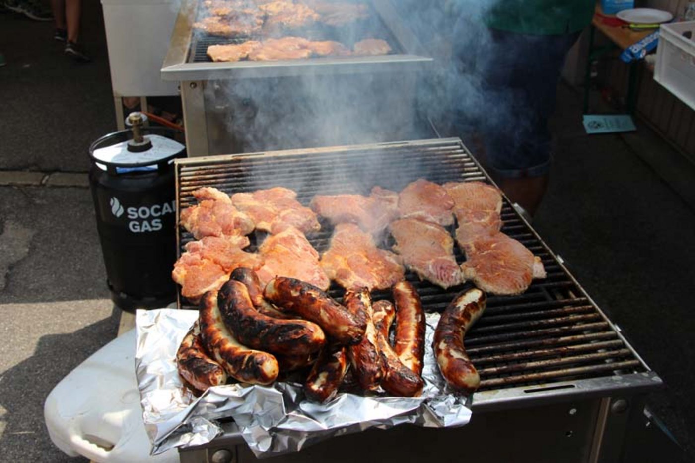 Steaks und Würste auf dem Grill.