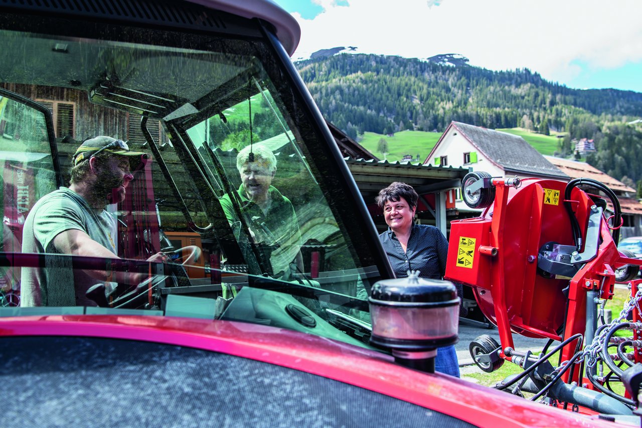 Karin Niederberger ist Miteigentümerin eines Landmaschinen-Geschäfts in Churwalden, das ihr Mann Ruedi führt (im Bild links von ihr). Während er die Geschäftsführung übernommen hat und an der Kundenfront tätig ist, wirkt sie bei Bedarf im Hintergrund. (Bild Marion Nitsch)