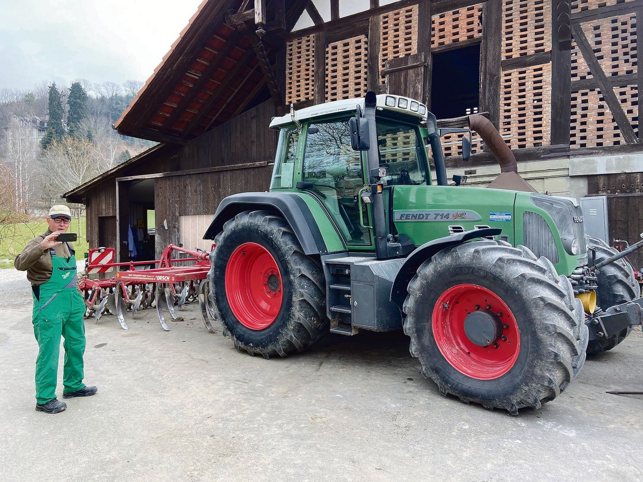 Hans Bracher in seiner Funktion als Bauer Housi: Täglich filmt er sich bei der Arbeit und wird dabei von einer grossen Youtube-Gemeinde begleitet, die rege Anteil nimmt an seinem Leben. (Bild akr)