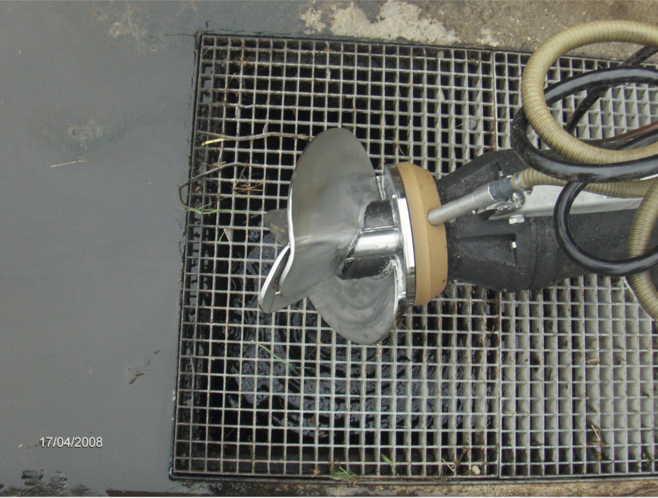 Das Tauchmotor-Rührwerk mit Luftschlauch und Nylonring. (Bild Samuel Otti) 