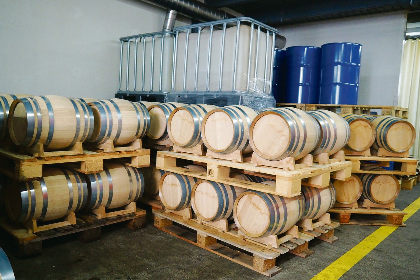 Auf speziellen Wunsch eines Kunden hat die E. Brunner AG eine Mischung aus Schweizer Apfelessig und Schweizer Apfelkonzentrat hergestellt und in hübsche Eichenfässli abgefüllt.