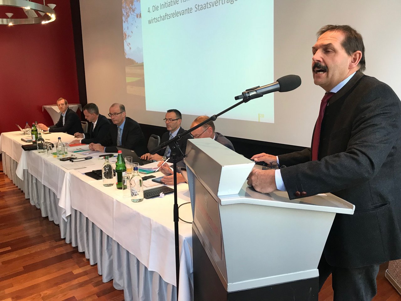 BDP-Nationalrat Duri Campell plädiert für ein Nein zur Selbstbestimmungs-Initiative. Sein Ratskollege Hans-Ueli Vogt (hinten rechts) setzte sich dagegen ein. (Bild akr)