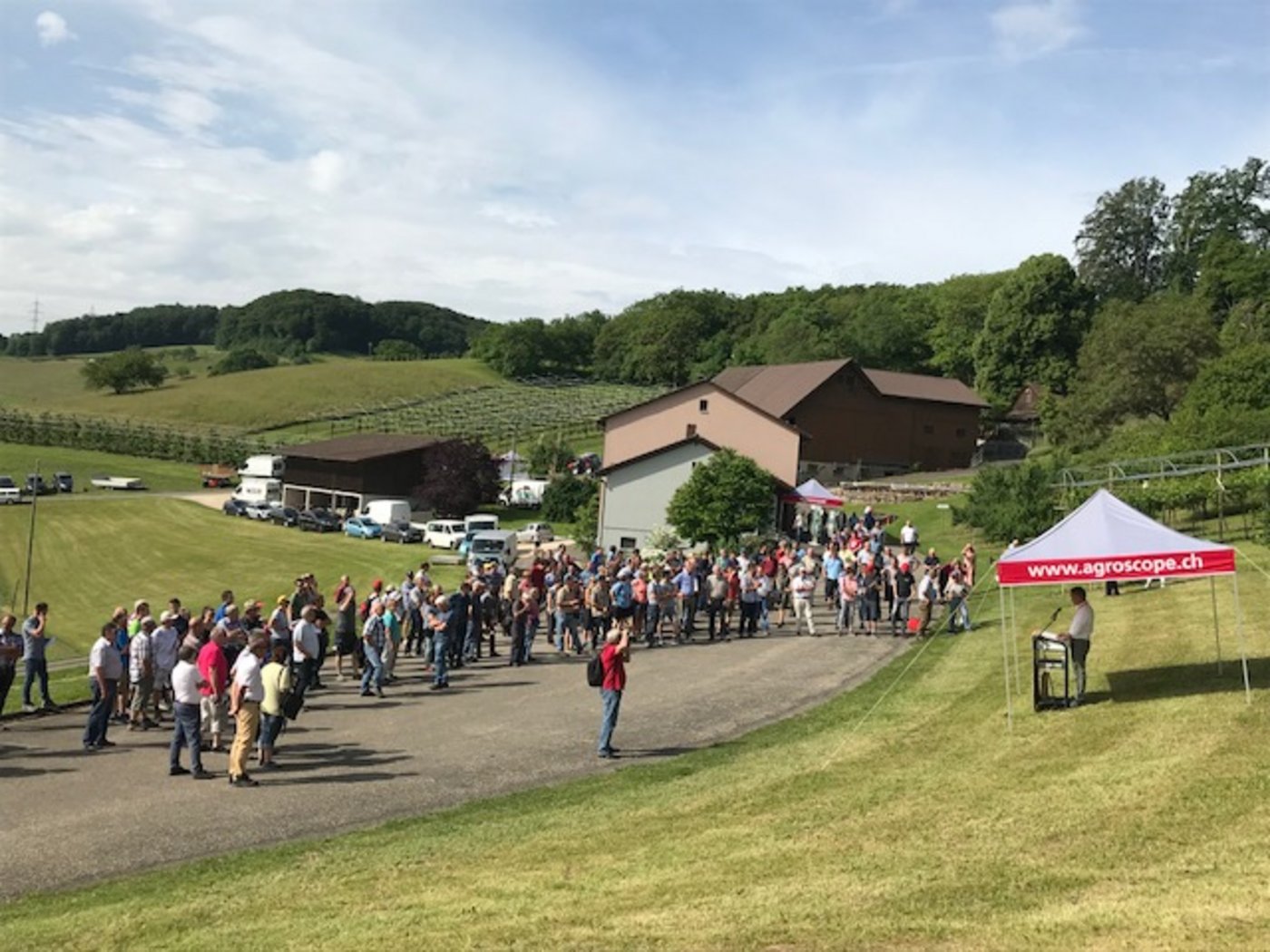 Willy Kessler von Agroscope begrüsst die stattliche Besucherschar. (Bild akr)