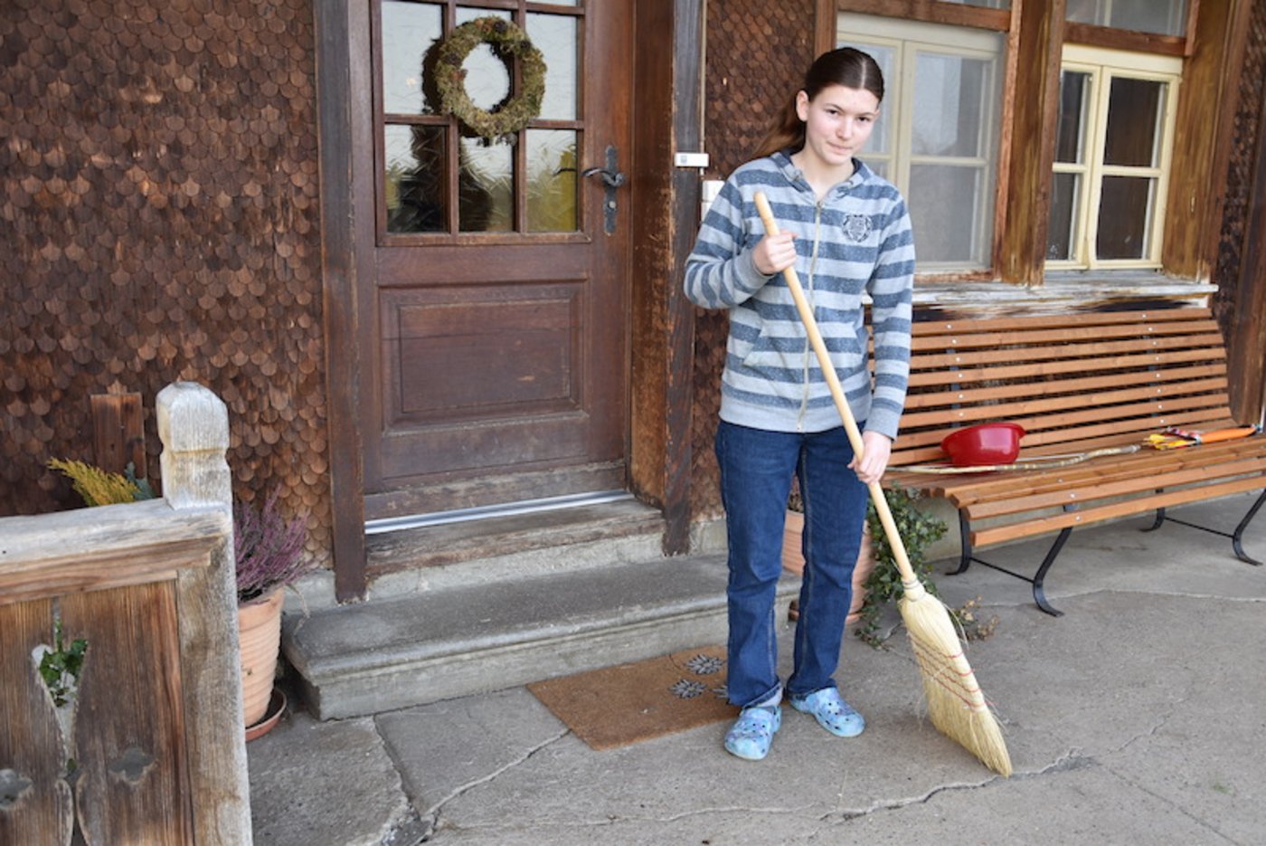 Hauswirtschaft ist nicht nur kochen, manchmal muss Miryam Bärtschi den Hofplatz wischen.