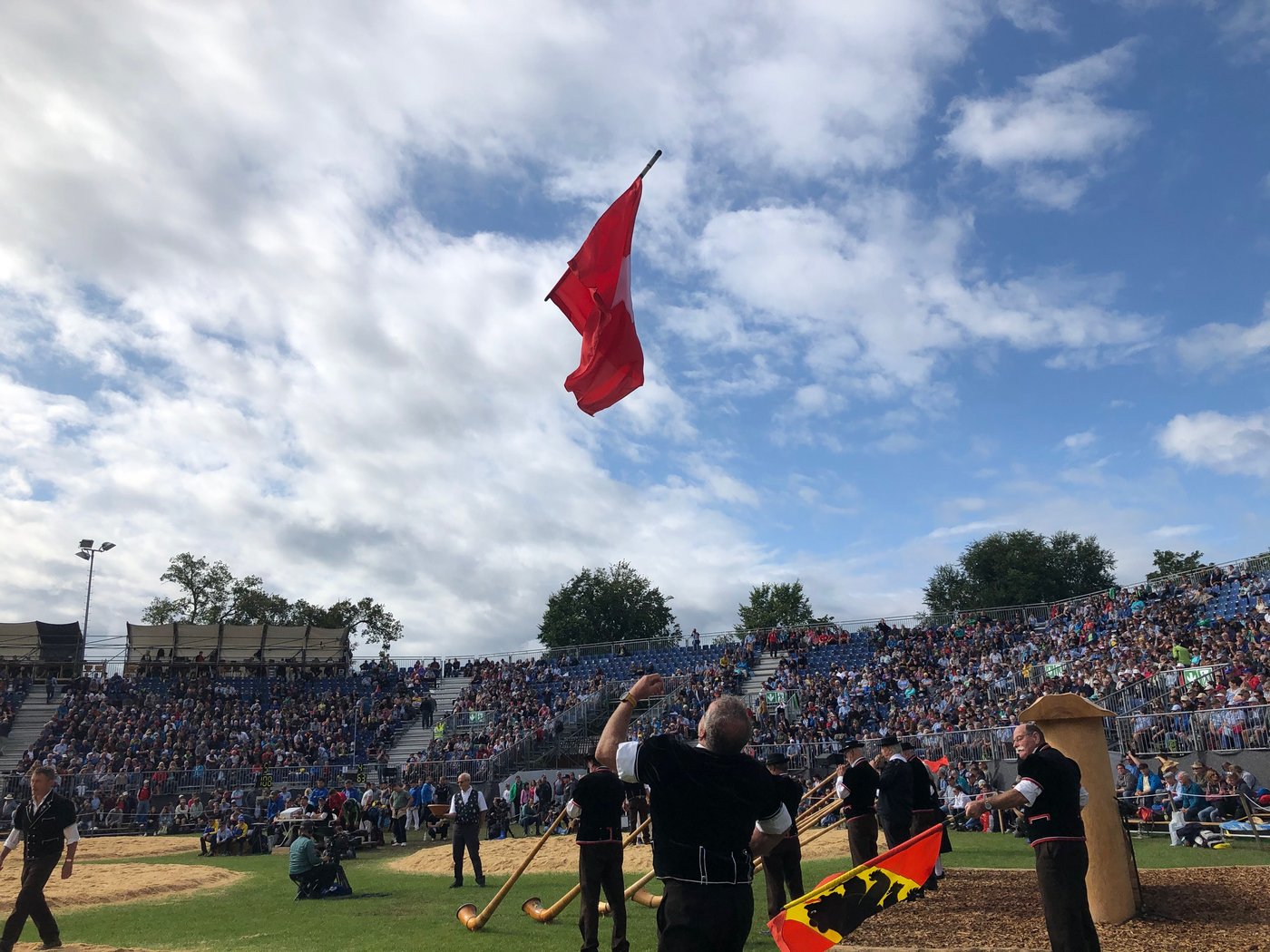 Am Bernisch-Kantonalen Schwingfest wurde auch gejodelt, Alphorn geblasen und Fahnen geschwungen. (Bild sjh)