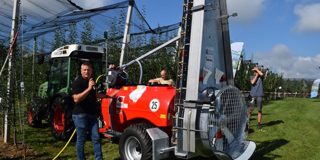 Patrick Stadler, Leiter des Versuchsbetriebs Güttingen, bei der Vorführung der neuen Obstbauspritze. Dank Wireless-Steuerung kann das Gerät übers Tablet eingestellt werden. (Bilder Stefanie Giger)