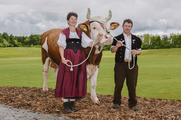 Anita und Johann von Grünigen aus Turbach BE mit dem Stier Fabbio Achill, anlässlich der Dauerausstellung an der BEA 2018.(Bild Robert Alder)
