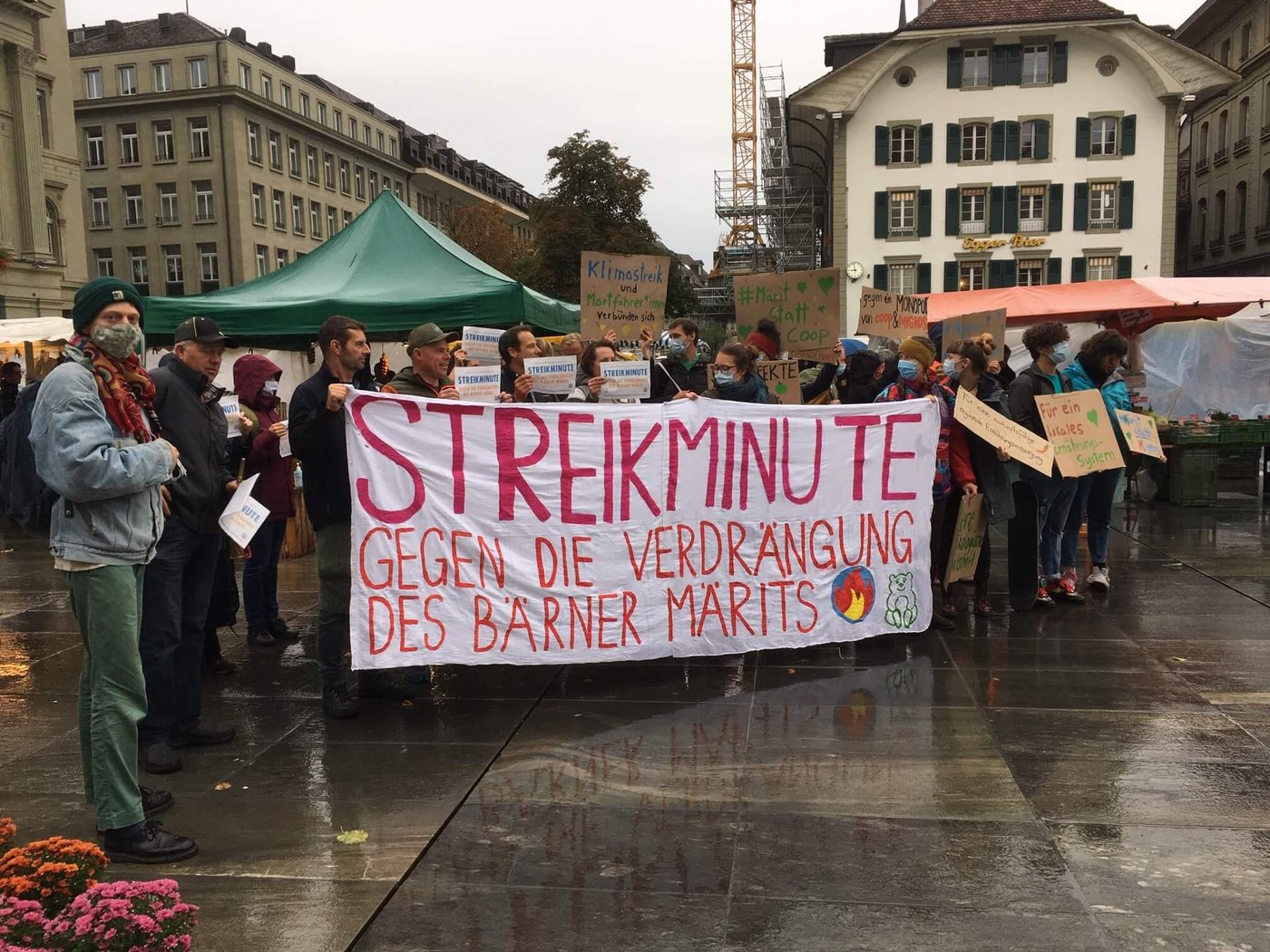 Während einer Minute wurden die Besucher des Berner Märits am Samstagmorgen um 9 Uhr nicht bedient. Dabei arbeiteten die Marktfahrenden und Klimastreikenden zusammen, um den Anliegen des Marktes Gehör zu verschaffen. (Bild jsc) 