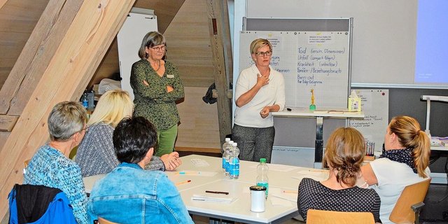 Elisabeth Rüttimann (stehend, rechts), Präsidentin der Kommission Bäuerinnen, dankt den Teilnehmenden für deren Offenheit.