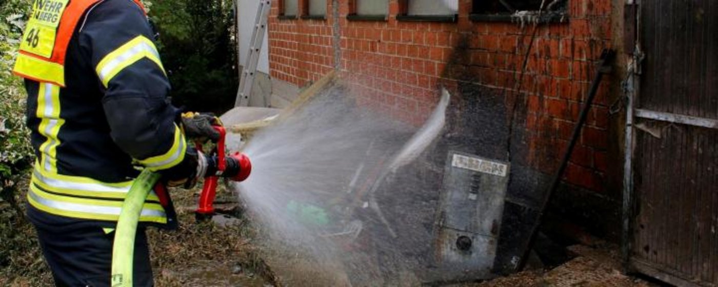 Die heissgelaufene Pumpe war an der Aussenwand des Kuhstalls installiert. (Bild ah/Feuerwehr Frankenberg)