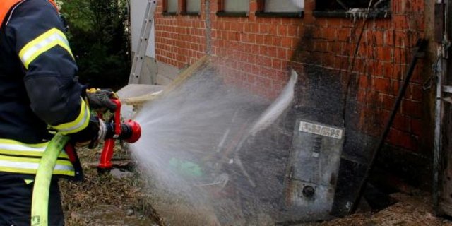 Die heissgelaufene Pumpe war an der Aussenwand des Kuhstalls installiert. (Bild ah/Feuerwehr Frankenberg)