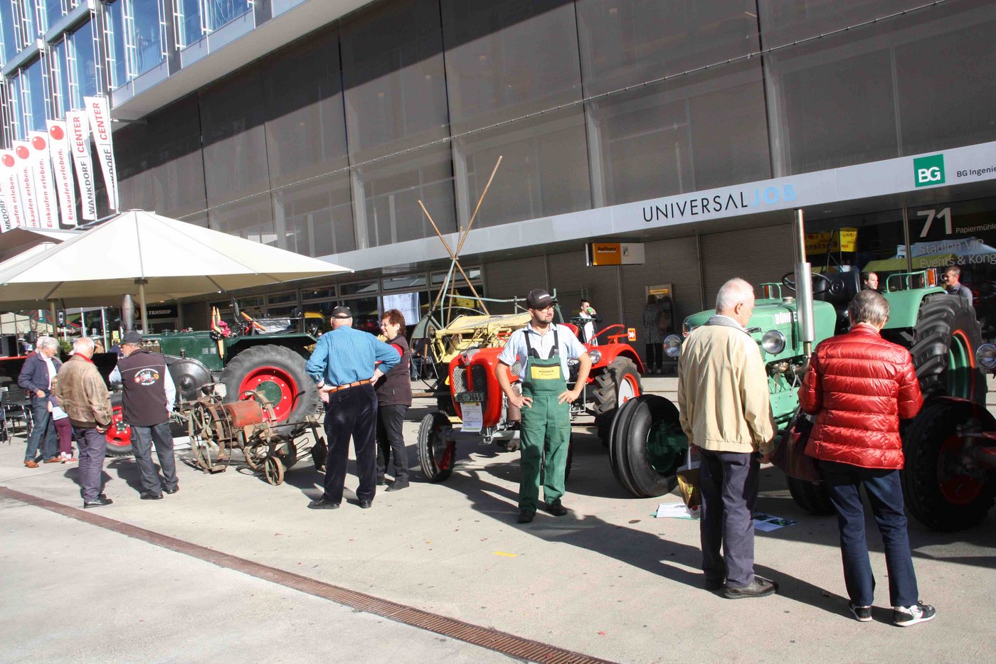 Die Freunde alter Landmaschinen Bern zeigen einige Exemplare von früher. 