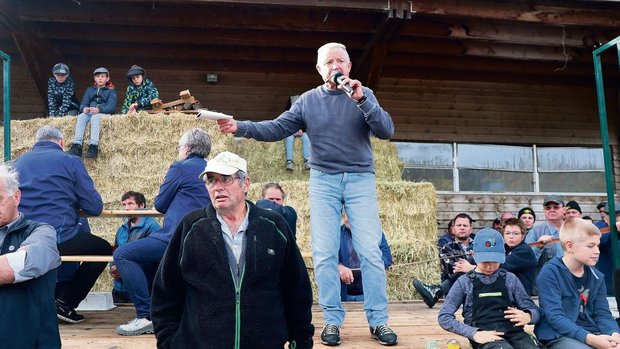Andreas Hüberli (lin Andreas Hüberli (links) verfolgt die Gebote, die Gantrufer Bruno Furrer entgegennimmt.