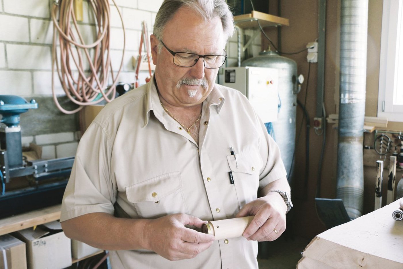 Prüfend begutachtet Beat Grunder das fast fertige Träf.(Bilder Sandra Joder)