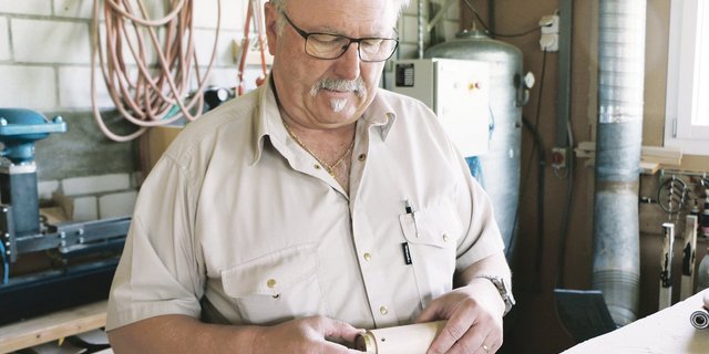 Prüfend begutachtet Beat Grunder das fast fertige Träf.(Bilder Sandra Joder)