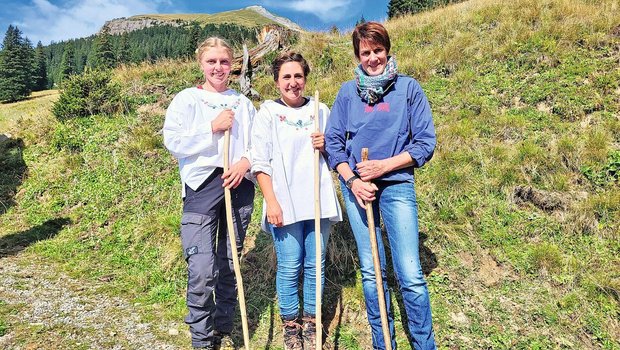 Käserin Johanna Würtenberger, Hirtin Verena Dorn und Älplerin Ruth Marti (v. l.) freuen sich auf die bevorstehende Alpabfahrt.